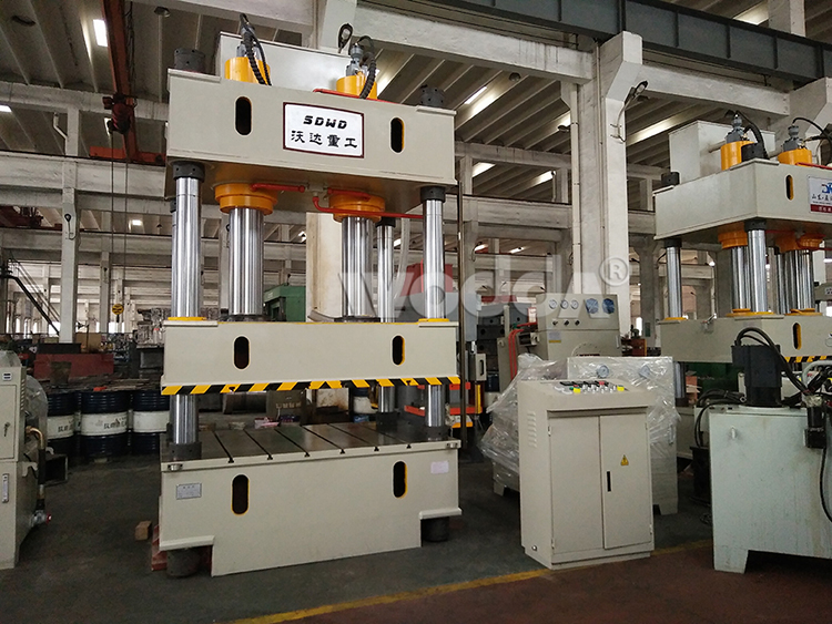 三梁(liang)四柱液(ye)壓機