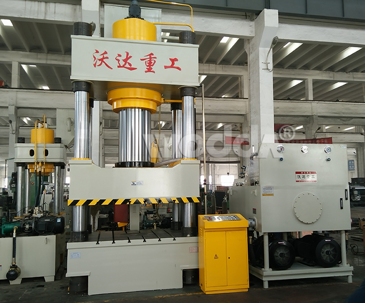 三梁四(si)柱液壓機