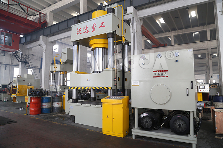 三梁(liang)四柱液壓機