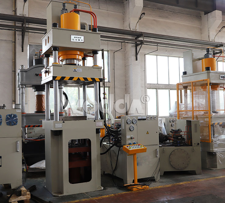 250T四柱液(ye)壓機帶液壓(ya)墊