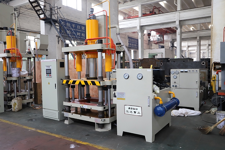 100T四梁四柱(zhu)液壓機 100T四梁四柱液(yè)壓機