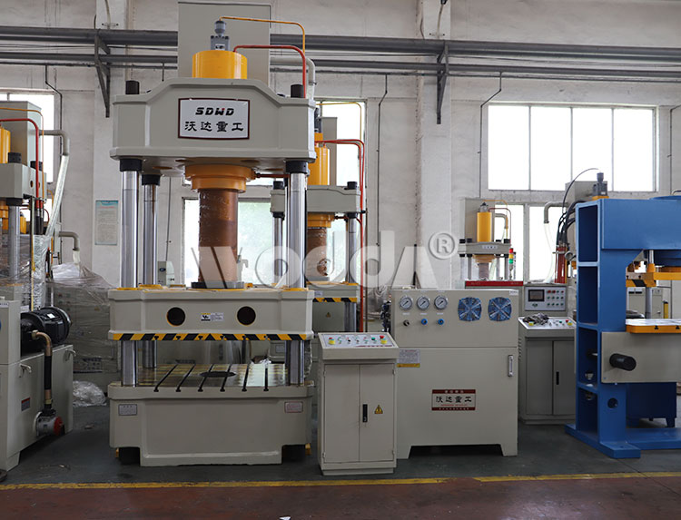 三梁四(si)柱單杠液(ye)壓機