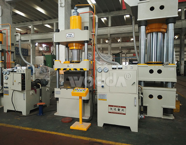 三梁(liáng)四柱液壓機