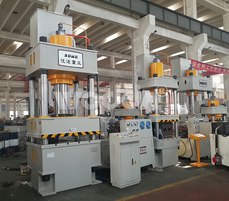 三(san)梁四柱液壓機(jī)