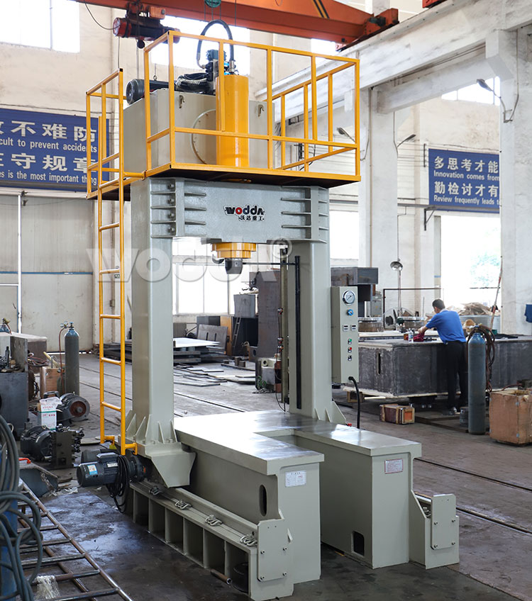 小(xiao)型龍門(men)液壓機(ji)