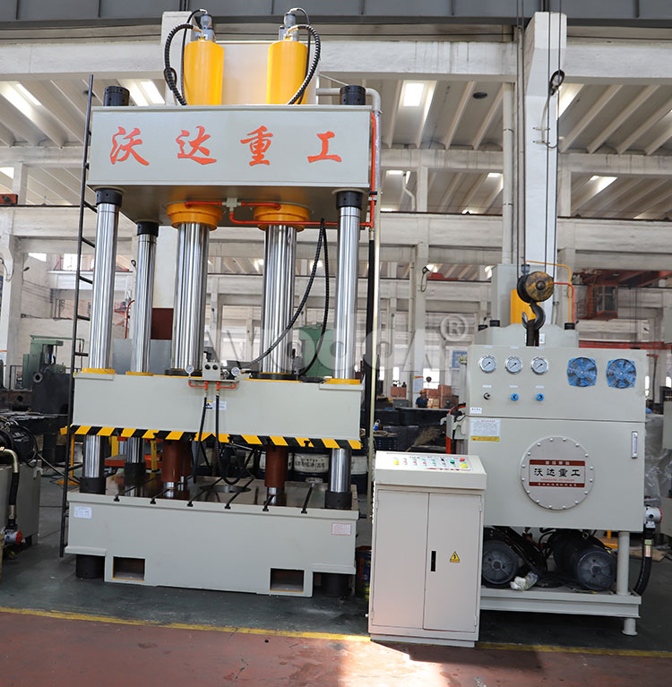 大噸位四(si)柱液壓機(jī)