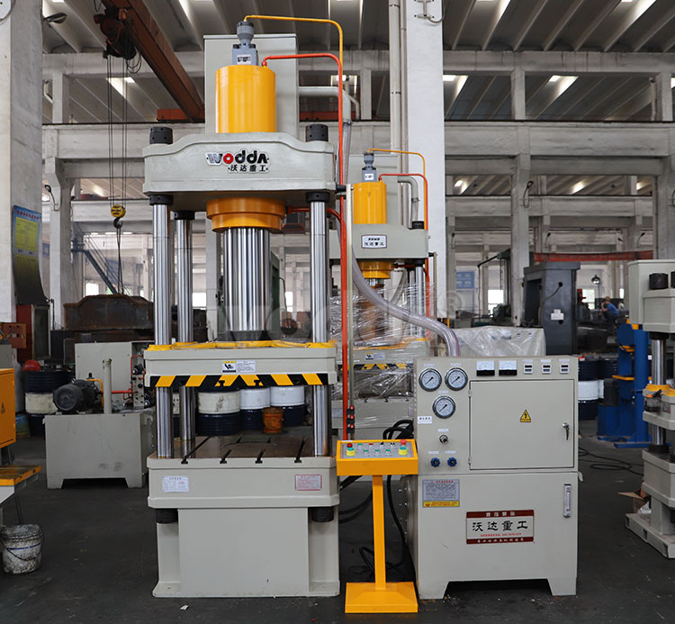 三梁四柱(zhù)液壓機