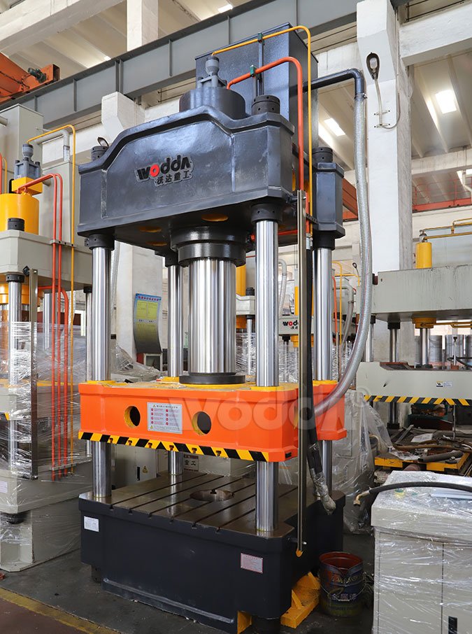 63t小型四(sì)柱液壓機(ji)實景拍攝(she)