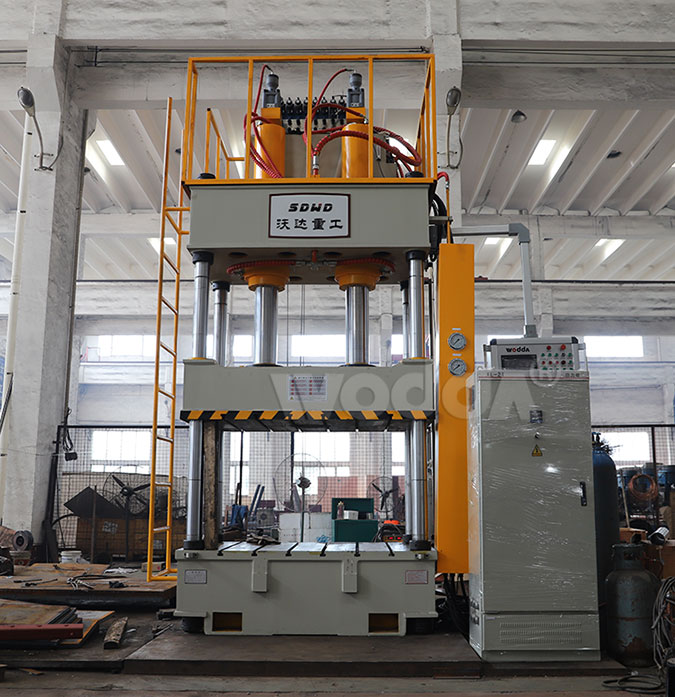 500噸四柱三(sān)梁液壓機實景拍(pāi)攝