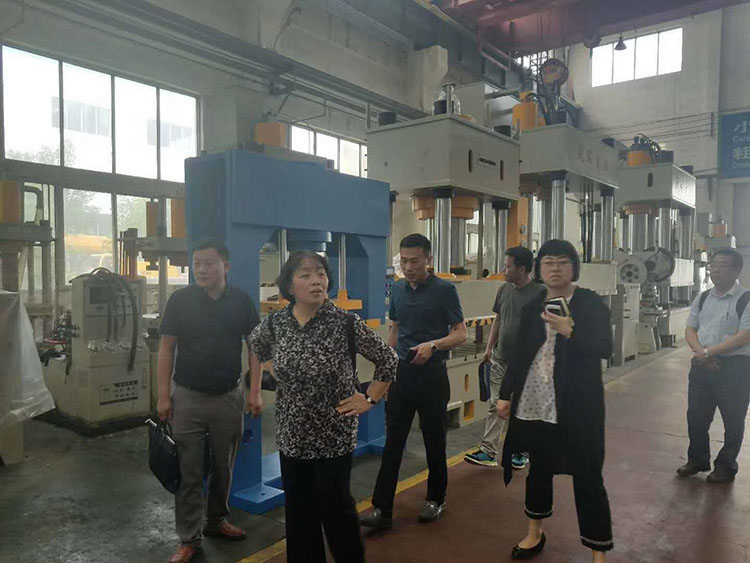 中(zhōng)國機床(chuáng)工業聯(lián)合會李(lǐ)冬茹副(fù)秘書長(zhang)來沃達(dá)重工考(kao)察 中國機(jī)床工業(yè)聯合會(hui)李冬茹(ru)副秘書(shū)長來沃(wo)達重工(gōng)考察