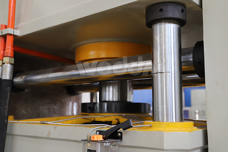 高鐵(tiě)配件成(chéng)型液壓(ya)機