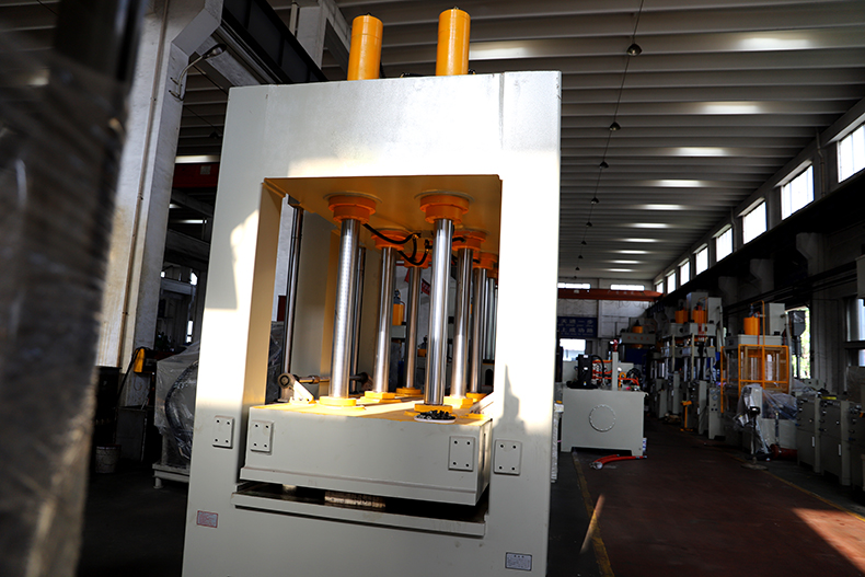 建築(zhu)隔溫新型材(cai)料成型機