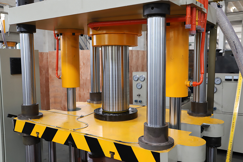 四柱(zhù)三梁液壓(yā)機立柱