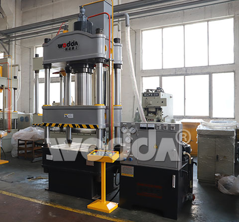 200T三梁四柱液壓(ya)機