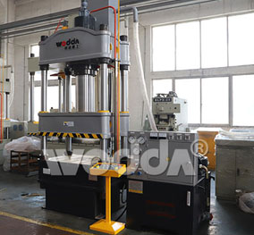 200t三(sān)梁四柱(zhù)液壓機(ji)