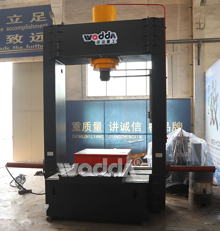 400噸龍門液壓機(ji)産品實拍