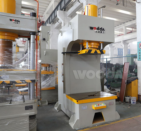 單(dān)柱導軌(gui)液壓機(ji)