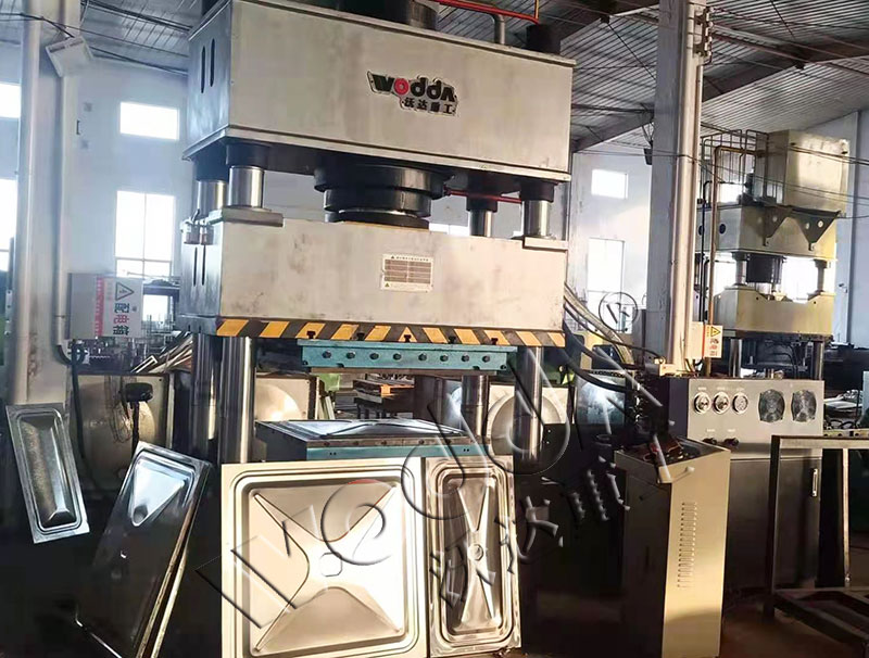 三梁四(si)柱液壓機 三梁四柱(zhù)液壓機