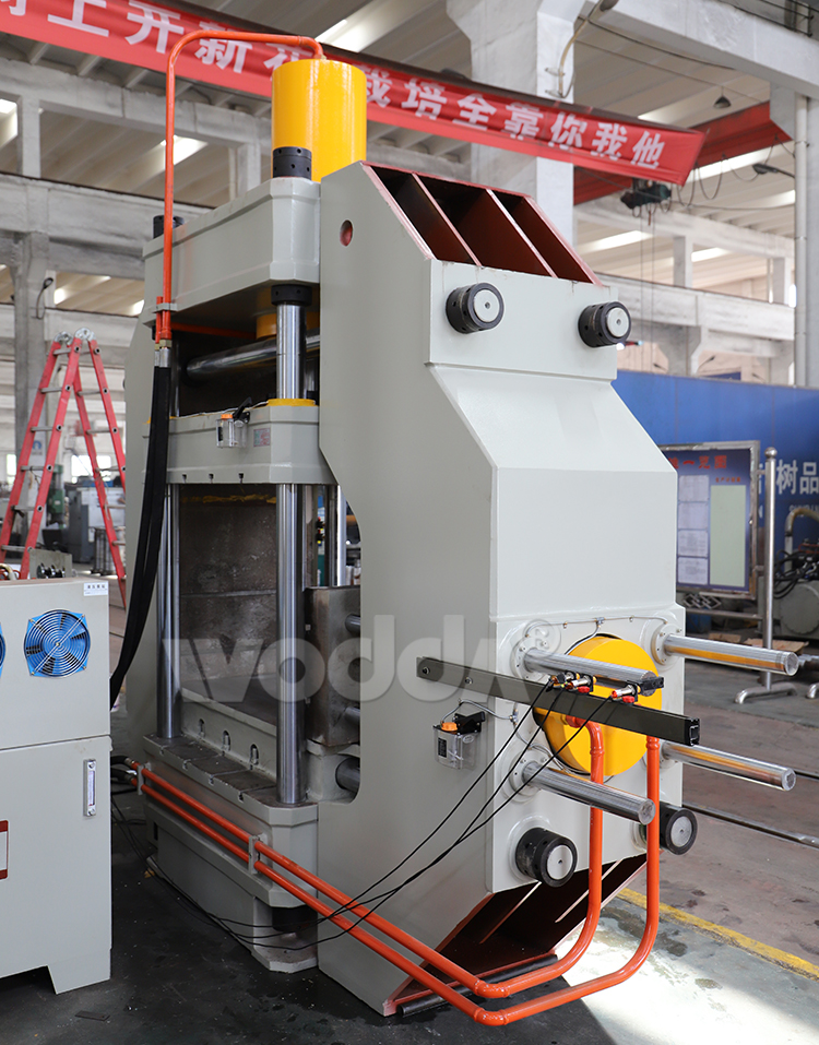 帶側缸液壓(ya)機