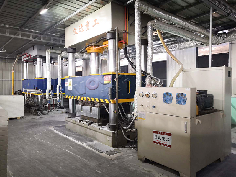 800噸玻璃鋼水(shui)箱闆液壓機