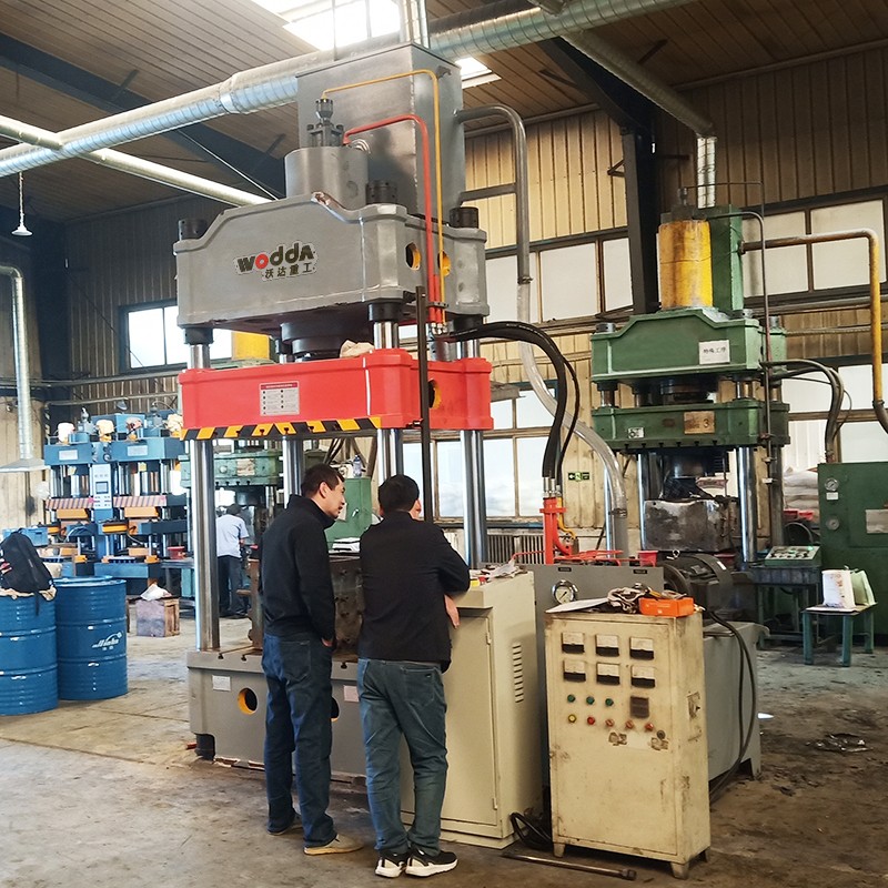 315噸國(guó)标三梁四(sì)柱液壓機(ji) 315噸國标三(sān)梁四柱液(yè)壓機