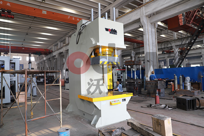 315噸單柱液(ye)壓機 315噸單(dān)柱液壓機(jī)