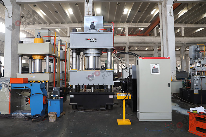 630噸三梁(liáng)四柱液壓機 630噸三(san)梁四柱液壓機