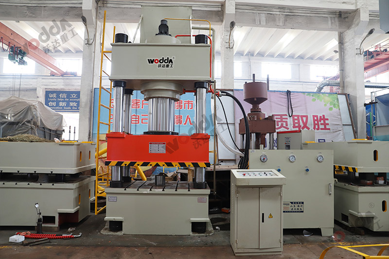 630噸三梁四柱(zhù)液壓機 630噸三梁四(si)柱液壓機