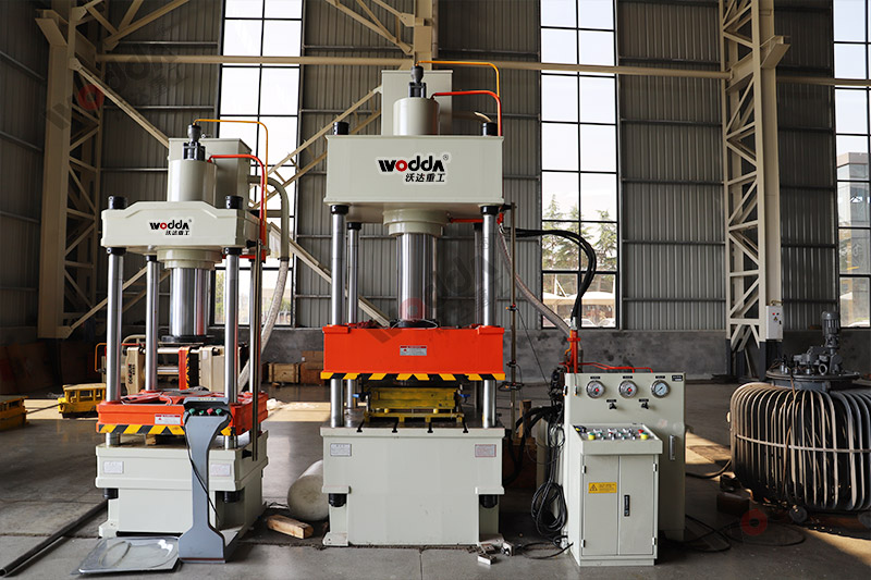 200噸不鏽鋼蓋(gài)成型液壓機(ji) 200噸不鏽鋼蓋(gài)成型液壓機(jī)