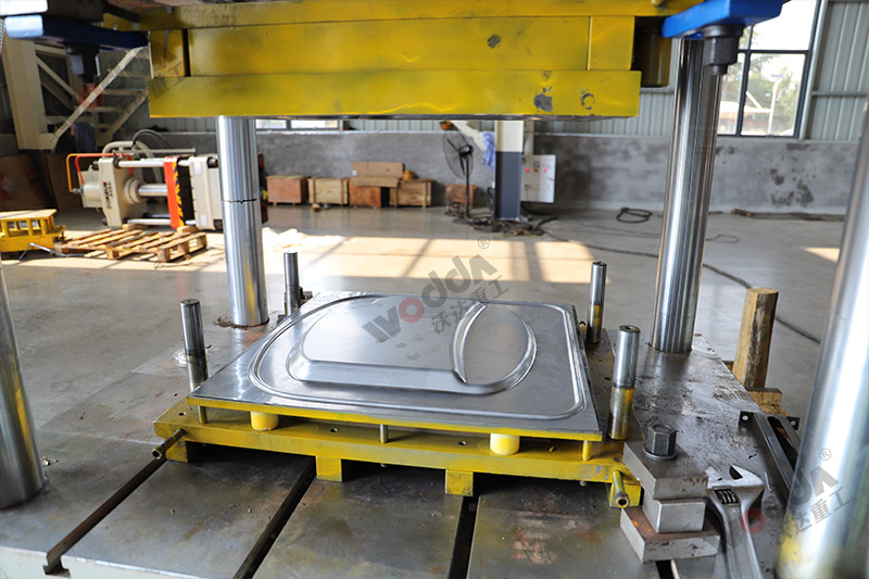 200噸不鏽(xiù)鋼蓋成型液(ye)壓機 200噸不鏽(xiu)鋼蓋成型液(yè)壓機