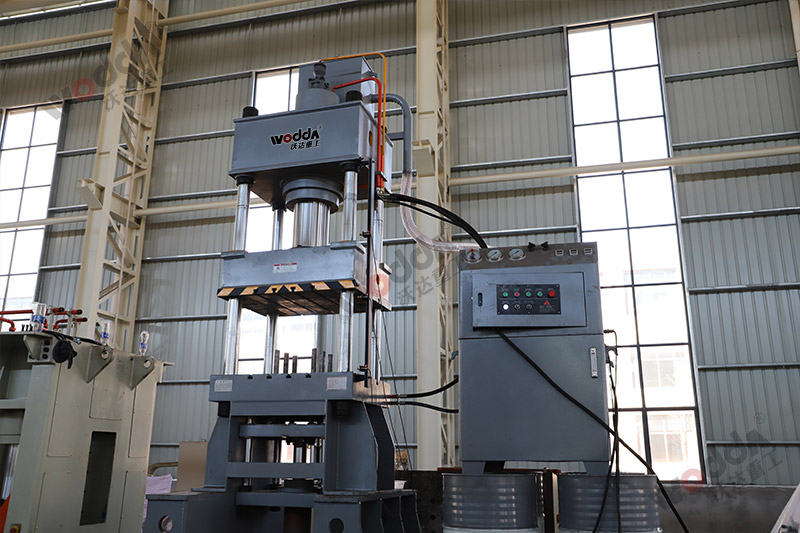 200噸輪(lun)毂拉伸成型(xíng)液壓機 200噸輪(lún)毂拉伸成型(xíng)液壓機