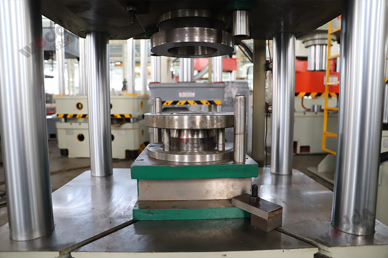 拉(la)伸液壓(yā)機模具(jù) 拉伸液(yè)壓機模(mó)具