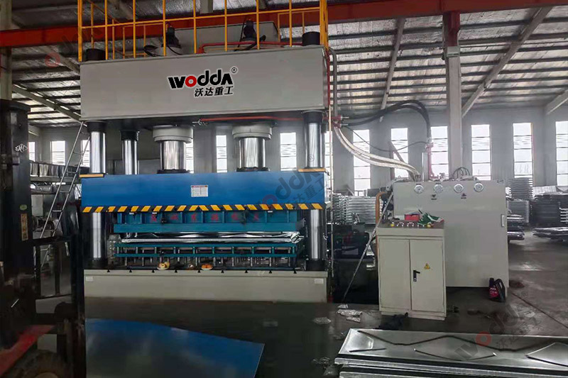 1000噸(dun)不鏽鋼(gāng)水箱闆(pan)拉伸液(ye)壓機_1000T雙(shuāng)缸四柱(zhu)拉伸機(jī) 1000噸不鏽(xiu)鋼水箱(xiāng)闆拉伸(shen)液壓機(ji)_1000T雙缸四(si)柱拉伸(shēn)機