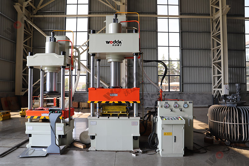 200噸不(bu)鏽鋼蓋闆拉伸(shen)液壓機 200噸不鏽(xiu)鋼蓋闆拉伸液(ye)壓機