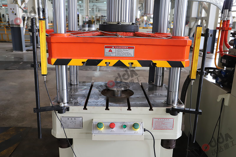 100噸三梁四柱液(yè)壓機工作台 100噸三(sān)梁四柱液壓機工(gōng)作台