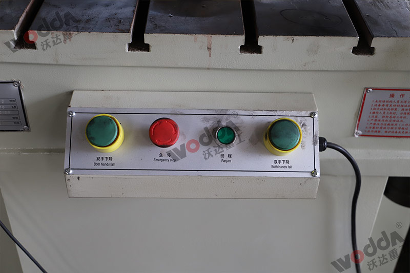 100噸三梁四柱(zhu)液壓機按鈕 100噸三(sān)梁四柱液壓機按(an)鈕