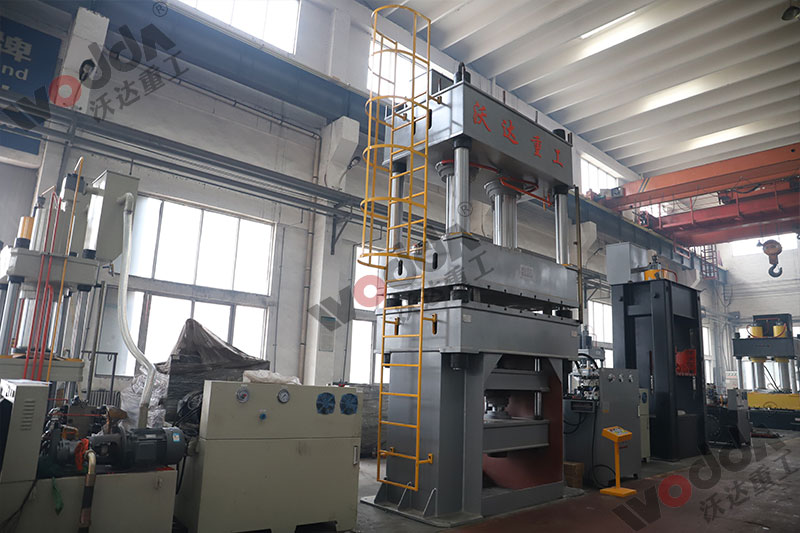 不(bu)鏽鋼托盤拉伸(shen)液壓機 不鏽鋼(gāng)托盤拉伸液壓(yā)機