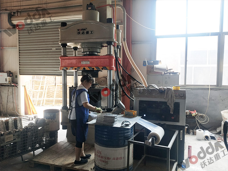 薄闆(pǎn)拉伸液壓(ya)機 薄闆拉(lā)伸液壓機(ji)