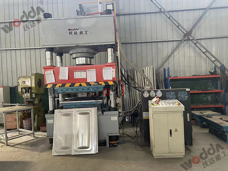 400噸巧克力水(shuǐ)箱闆拉伸液壓(ya)機 400噸巧克力水(shui)箱闆拉伸液壓(yā)機