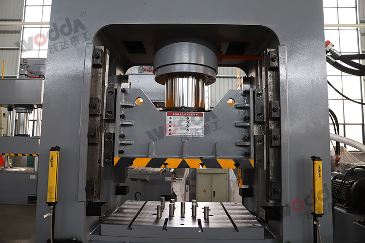 315噸框(kuàng)架式液壓(yā)機機身 315噸(dun)框架式液(ye)壓機機身(shēn)