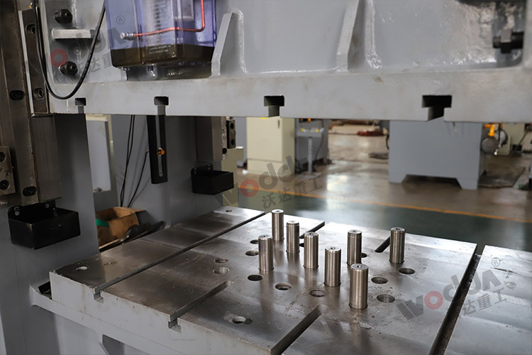 315噸框架式(shì)液壓機(多(duō)頂杆、液壓(yā)墊) 315噸框架(jià)式液壓機(jī)(多頂杆、液(yè)壓墊)