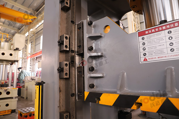 315噸框架式(shi)液壓機(導(dao)軌) 315噸框架(jia)式液壓機(jī)(導軌)