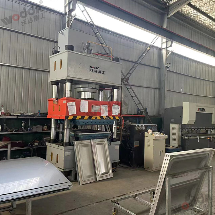 拉伸(shen)不鏽鋼水箱液(yè)壓機 拉伸不鏽(xiù)鋼水箱液壓機(jī)