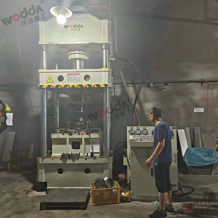 315噸拉伸液(yè)壓機(上置(zhi)液壓墊) 315噸(dūn)拉伸液壓(ya)機(上置液(ye)壓墊)