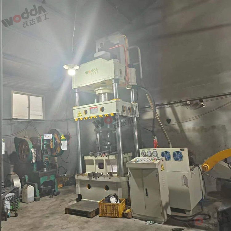 315噸上置液(yè)壓墊拉伸液(yè)壓機(圖1) 315噸上(shàng)置液壓墊拉(la)伸液壓機(圖(tu)1)