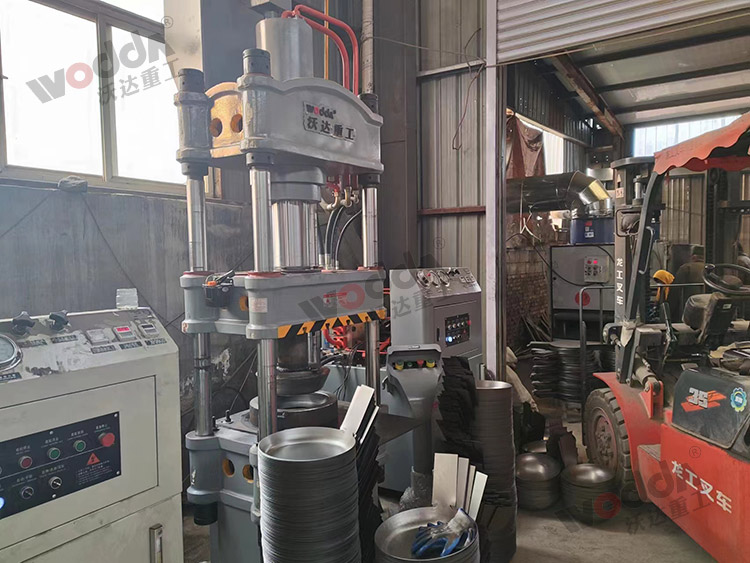 100噸(dun)四柱液壓機拉伸(shēn)鐵鍋一次成型 100噸(dūn)四柱液壓機拉伸(shen)鐵鍋一次成型