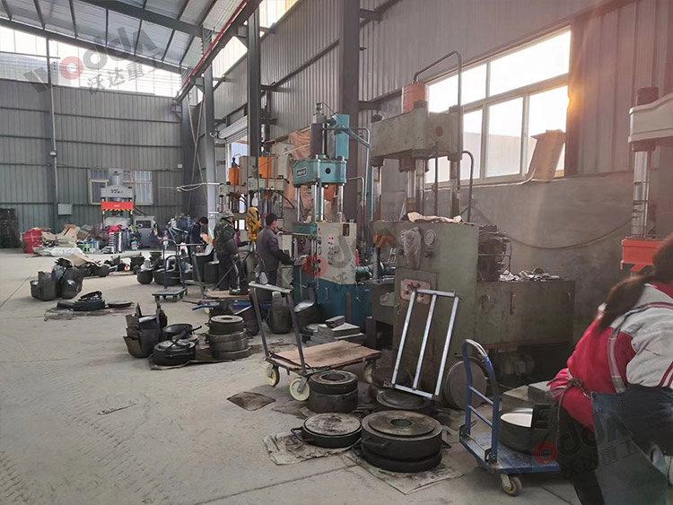 100噸四柱液壓機拉(lā)伸鐵鍋客戶現場(chǎng) 100噸四柱液壓機拉(la)伸鐵鍋客戶現場(chǎng)