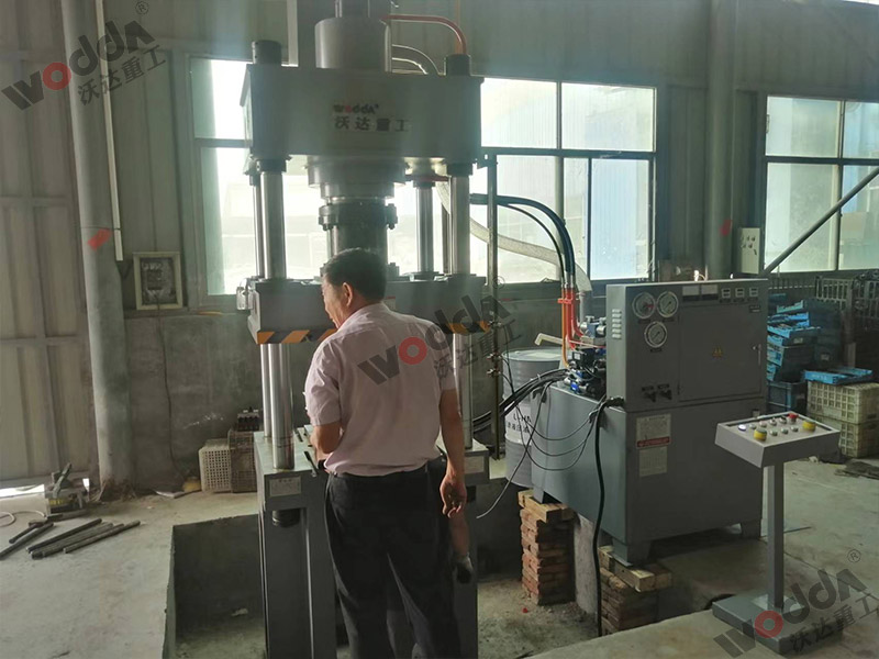 200噸(dūn)不鏽鋼離心風機(jī)成型液壓機（圖1）