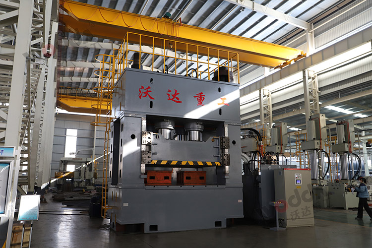 2000噸框架液(ye)壓機(圖2) 2000噸(dūn)框架液壓(ya)機(圖2)