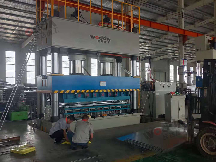 1000噸不鏽(xiù)鋼水箱(xiāng)闆拉伸(shen)液壓機(jī)（圖2）